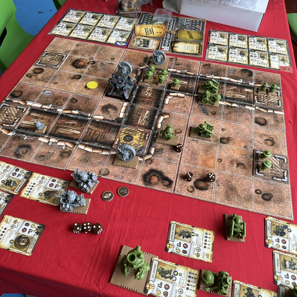 AtlasAgrupacion's tweet photo. Último día en el Campus y exposición de modelismo 2023 de @agme_modelismo enseñando a jugar a #juegosdemesa a los visitantes. https://t.co/4xYfxwMhY0