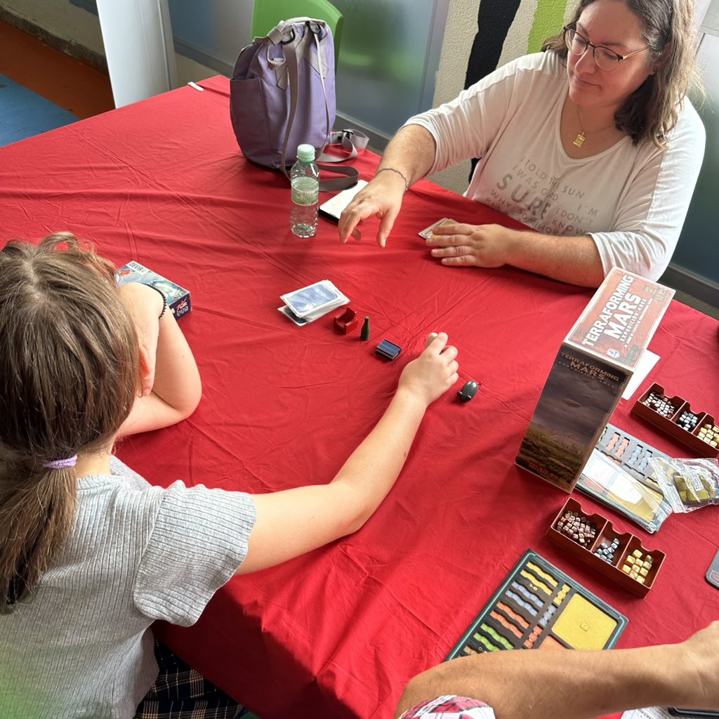 AtlasAgrupacion's tweet photo. Último día en el Campus y exposición de modelismo 2023 de @agme_modelismo enseñando a jugar a #juegosdemesa a los visitantes. https://t.co/4xYfxwMhY0