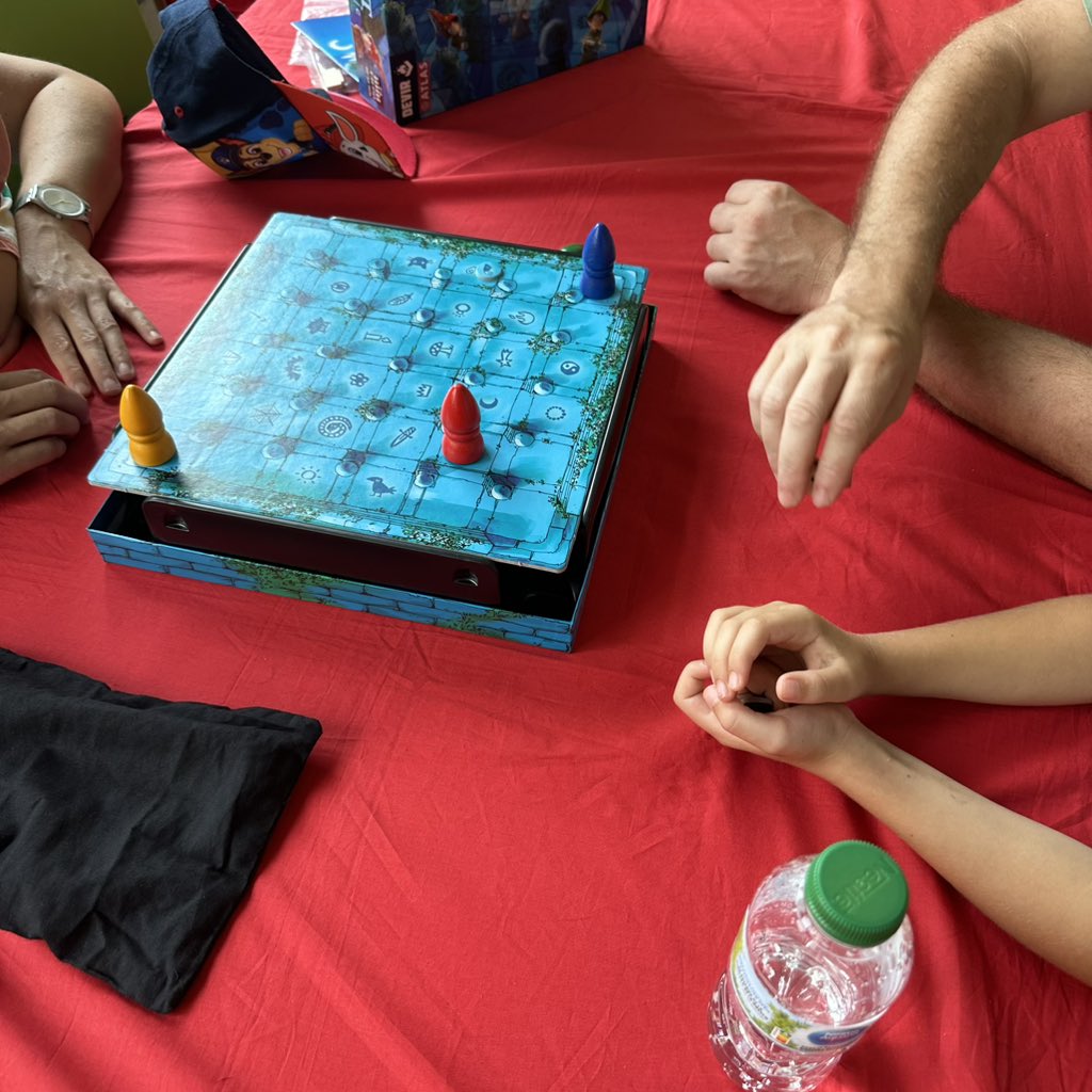 AtlasAgrupacion's tweet photo. Último día en el Campus y exposición de modelismo 2023 de @agme_modelismo enseñando a jugar a #juegosdemesa a los visitantes. https://t.co/4xYfxwMhY0
