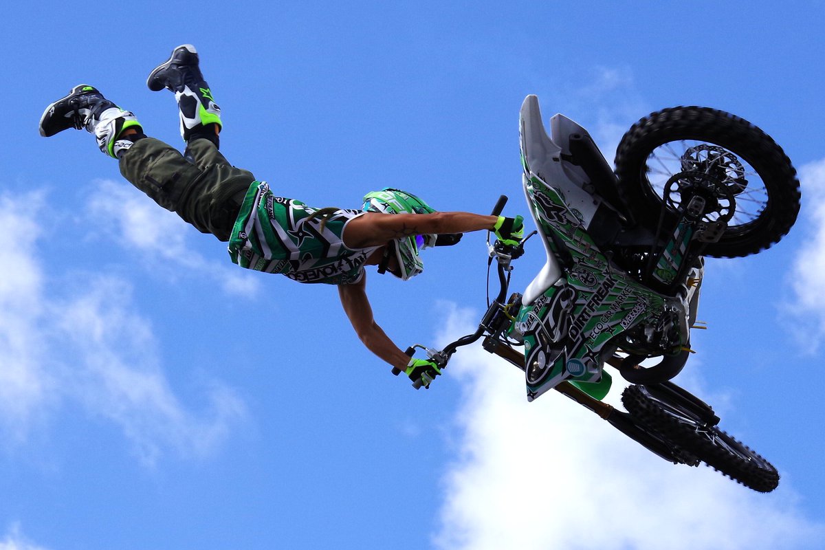 YZ85000X's tweet photo. FMX+青空=最高🌞 https://t.co/yLCytW50xS