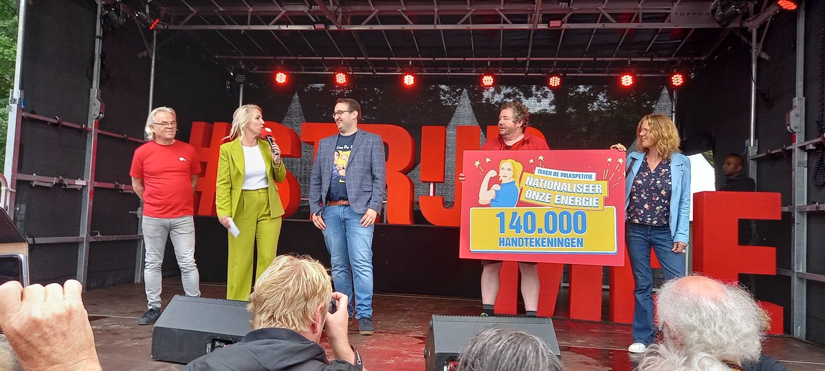 robert_limbach's tweet image. SP Limburg Zuid is er klaar voor, op naar Den Haag, PrinsjesdagProtest 🍅💪

#sp #prinsjesdagprotest #SPLandgraaf  #SPHeerlen #parkstad #splimburg