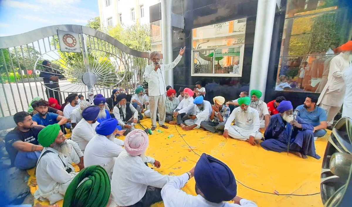 MANDEEP56469652's tweet photo. ਦੇਸ ਭਗਤ ਯੂਨੀਵਰਸਿਟੀ ਵੱਲੋਂ ਬੱਚਿਆਂ ਦੇ ਭਵਿੱਖ ਨਾਲ ਕੀਤੇ ਖਿਲਵਾੜ ਦੇ ਖਿਲਾਫ ਲੱਗੇ ਧਰਨੇ ਵਿੱਚ ਸ਼ਾਮਲ ਹੋਣ ਵੇਲੇ
@BhagwantMann 
@EduMinOfIndia 
@PMOIndia https://t.co/aR9mnUQMAB
