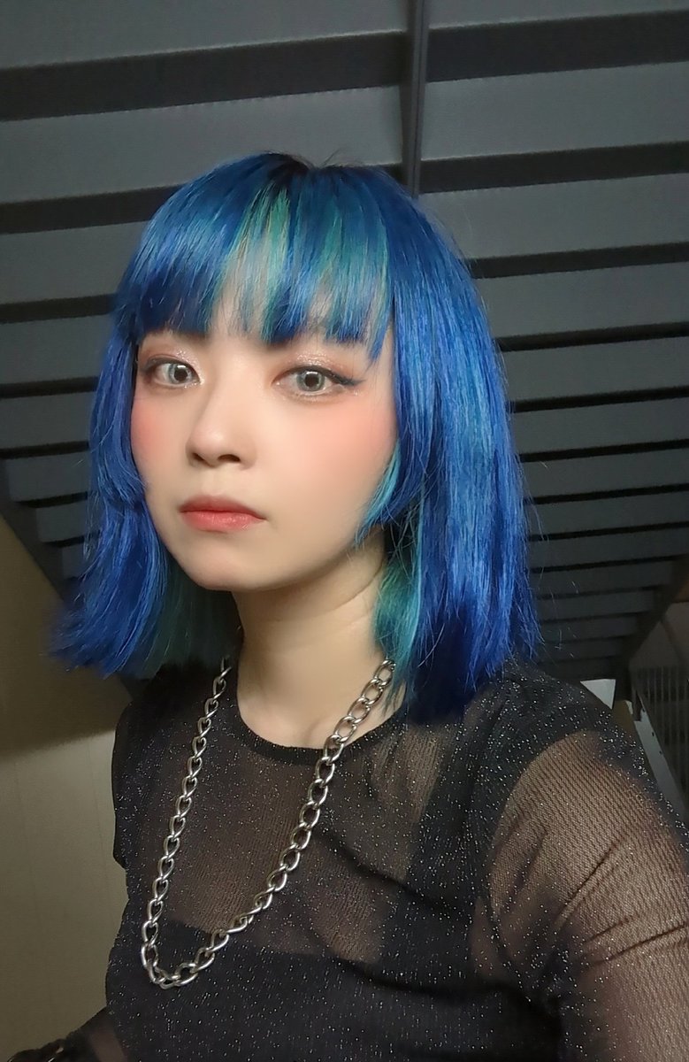 2_chiugiu's tweet photo. カラーバターライフに染まってくると色同士で混ぜるのが当たり前になってきますが
そのままでもこんなにカワイイ！
内側と軽く分けて表面はロイヤルブルー、内側はクリアクリームで1:1に割った水色にしました
 #エンシェールズ47 https://t.co/o4I7RTanAf