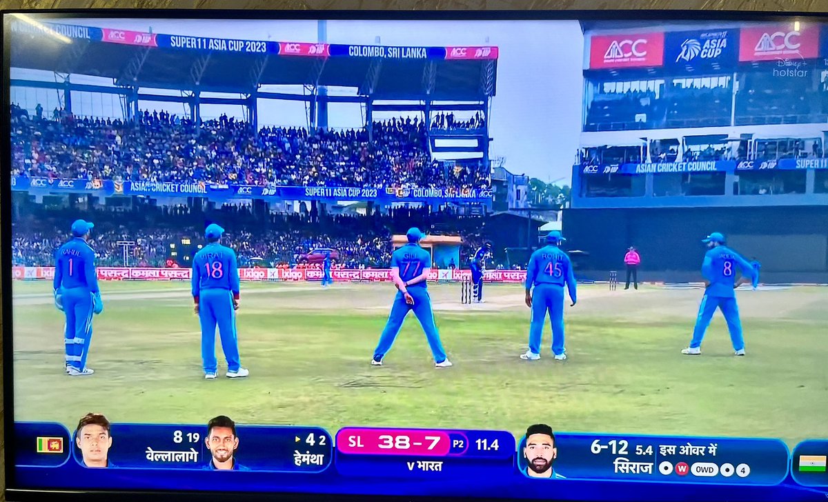 HansRanvir's tweet photo. #AsianCup2023 #Siraj #Bumrah #INDvSL #AsiaCupFinals 

 4 slip. 😂😂 odi main. 

Amazing field placement. Baccha bana diya. 
Siraj, u legend. https://t.co/eHe6apTTBH