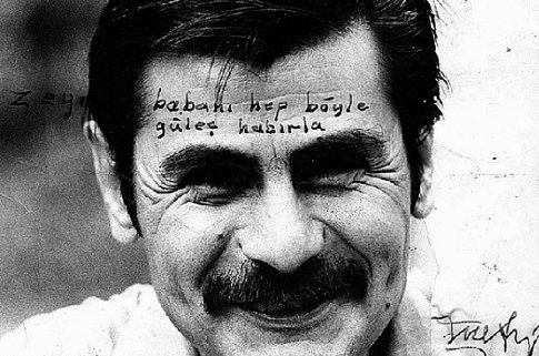 "Benim bu dünyada bir yerim olmadı,
Kuytu gövdemi saymazsak eğer.
Gövdem ki varla yok arası,
Hem varlığa, hem yokluğa değer.
Ama yüreğim hiç solmadı."

Metin Altıok, İzin Verin De
