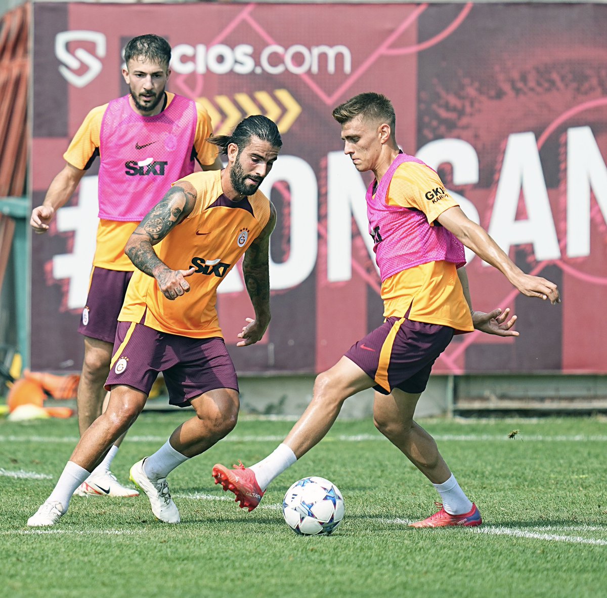 galateaming's tweet photo. Kopenhag maçı hazırlıklarına başladık.
The Championssssss🎶
#GSvKOP #Galatasaray #UCL 
___
Galatasaray - Kopenhag/ Okan Buruk/ Mauro İcardi/ Kerem Aktürkoğlu/ Zaha/ Ziyech / Pazar / Davinson Sanchez / Abdülkerim Bardakçı https://t.co/UzMC25EVdV