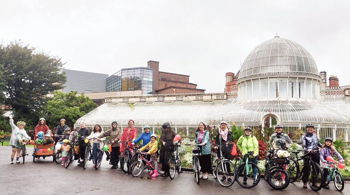 belfastcyclecam's tweet photo. And we're off #fwbrbekfast #fwbr #fancywomenbikeride https://t.co/R6upFVibQs