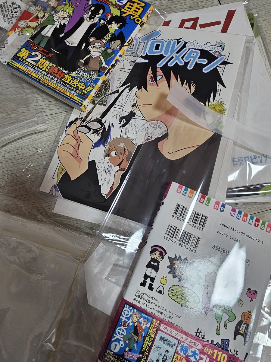 tanabe_SO2's tweet photo. 本にもカビが生えるという話を聞いたのでまじで今さらなんだけどビニール包装してる https://t.co/ESu46dR6aT