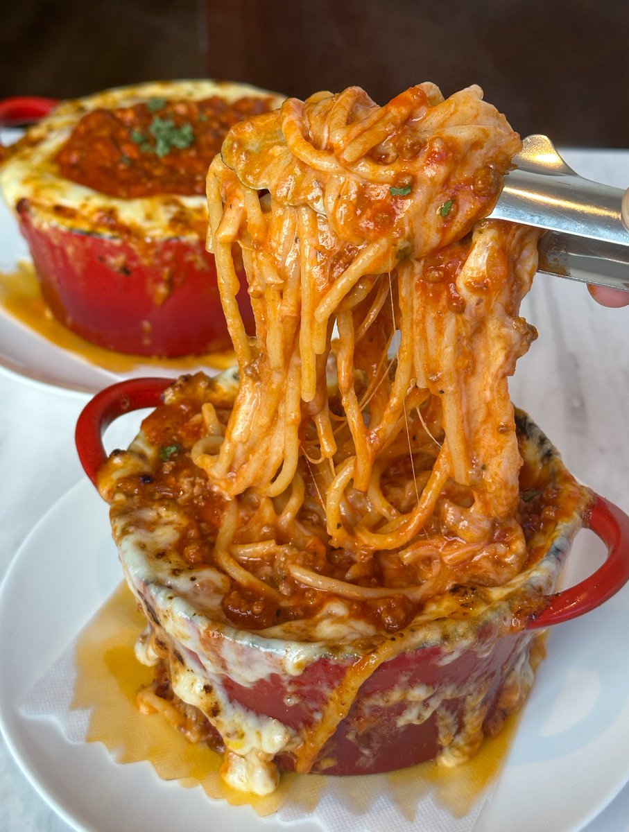 muni_gurume's tweet photo. 【Meat&amp;Cheese Forne】
 @東京：中目黒駅から徒歩3分

チーズ溢れるボルケーノパスタを食べられるお店。
お肉がゴロゴロ入ったボロネーゼを中に閉じ込めていて、香ばしい炙りチーズで蓋をしたインパクト抜群な逸品！
食べ応えのある麺にチーズが絡まって食欲が止まらなくなること間違いなし🍝#ad https://t.co/eJ79tr1iWa