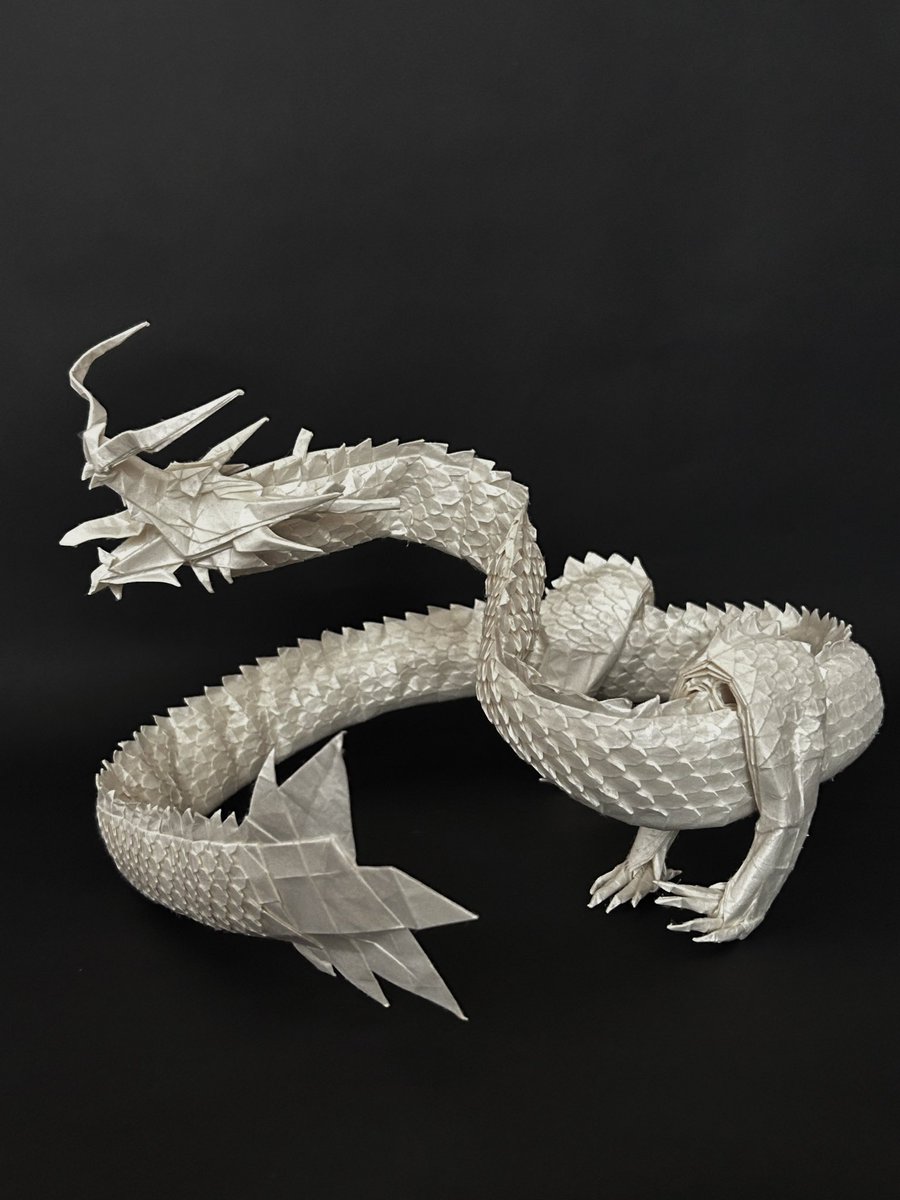 yuichi_origami's tweet photo. 龍神3.5 / Ryujin 3.5
創作　神谷哲史
用紙: 雁皮紙(土佐)180×180cm

遂に完成しました！
制作期間55日、時間にして約215時間かけて制作しました。

紙選びが今回のMVPでした。
詳しい事はインスタにまとめたので良かったら見てください🙇‍♂️

#折り紙　#折り紙作品　#Origami https://t.co/5UNX0qNrh9