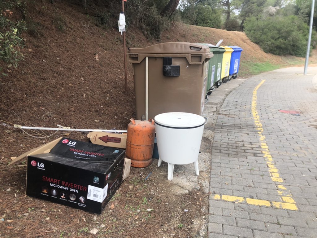 Aquest matí algú ha decidit fer net a casa i ha usat així els contenidors del c.Girona. Esperem <a href="/AjPolinya/">Ajuntament Polinyà</a> <a href="/JaviSilvaP/">Javi S</a> <a href="/emergenciescat/">Protecció civil</a> <a href="/bomberscat/">Bombers</a> que avui diumenge cap veí de la zona decideixi llençar-hi també les cendres de la barbacoa.Ja ha passat altres vegades 🔥