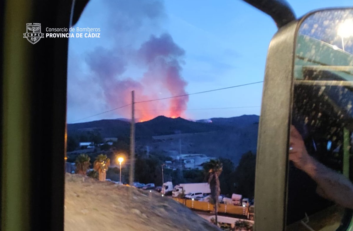 BomberosCbpc's tweet photo. ▶️ La delegación del Gobierno de la Junta de Andalucía activaba en la madrugada el Plan 1 de Emergencias por Incendios Forestales y a las 6,10 horas se desactivaba.

#Bomberos del Parque de #Algeciras estuvieron hasta las 7h. El incendio permanece activo con evolución favorable. https://t.co/68wOKoBhnJ