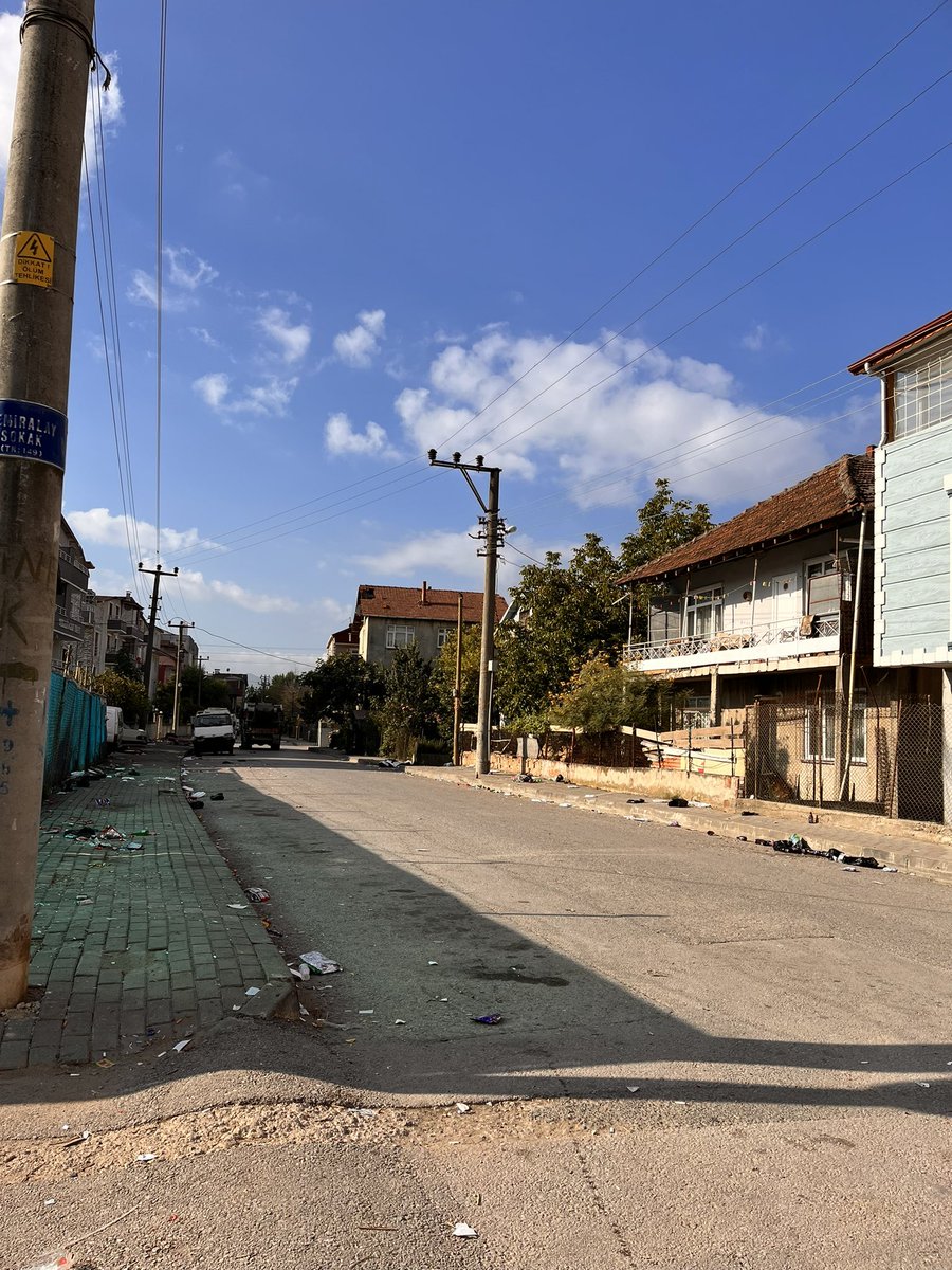 havvailkay's tweet photo. @izmitbelediye @fatmakaplan pazar günü evimizde oturamıyoruz  bıktık bu Roman vatandaşların düğünlerinden.Heryerde bira şişeleri ,gürültü,çöp…Kim izin veriyor yol kapatıp düğün yapmaya …zabıta müdahale edemeyeceğini söylüyor https://t.co/W2xnS2ieca