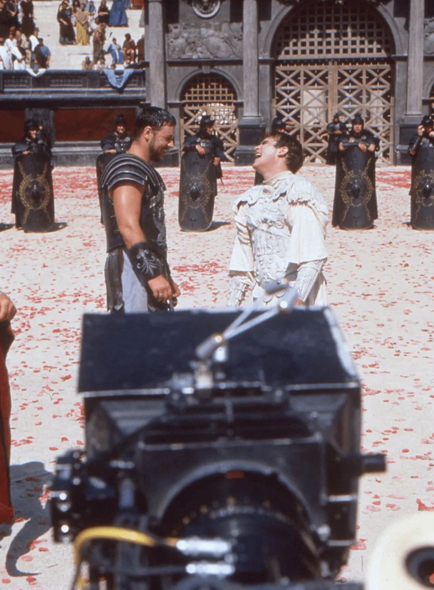 Russell Crowe y Joaquin Phoenix detrás de las cámaras durante el rodaje de Gladiator (2000, Ridley Scott).