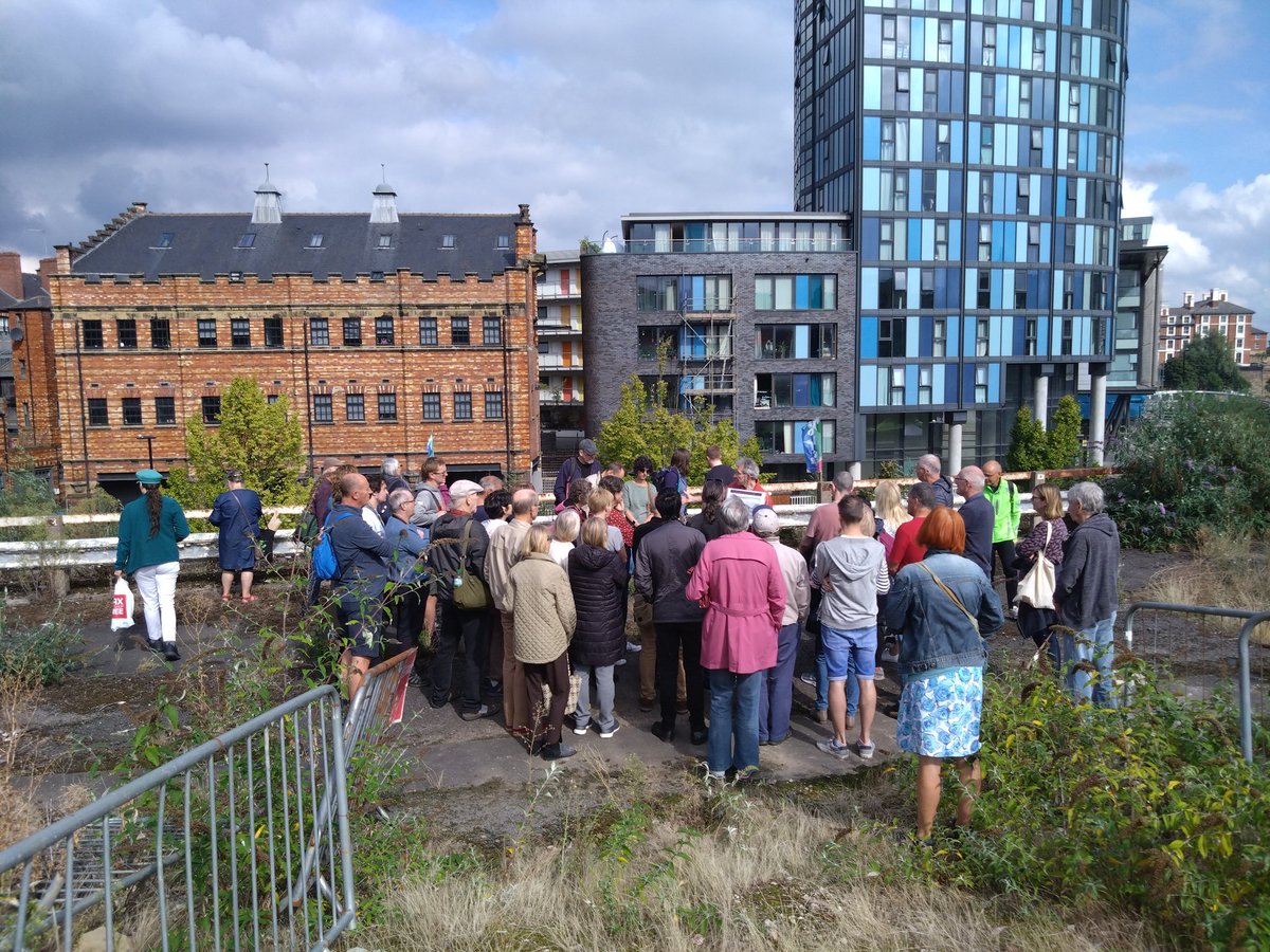 Simon Ogden delivering a very successful tour of the Castle site @Sheaf_Porter_RT @sheffield_hods @VisitSheffield #walkingfestival As this one was oversubscribed we'll squeeze an extra tour in at about 1:30
