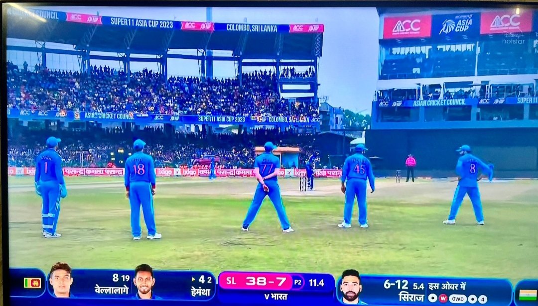 #AsianCup2023 #Siraj #Bumrah #INDvSL #AsiaCupFinals 
#भारतीयटीम
 4 slip. 😂😂 odi main. 

Amazing field placement. Baccha bana diya. 
Siraj, u legend.