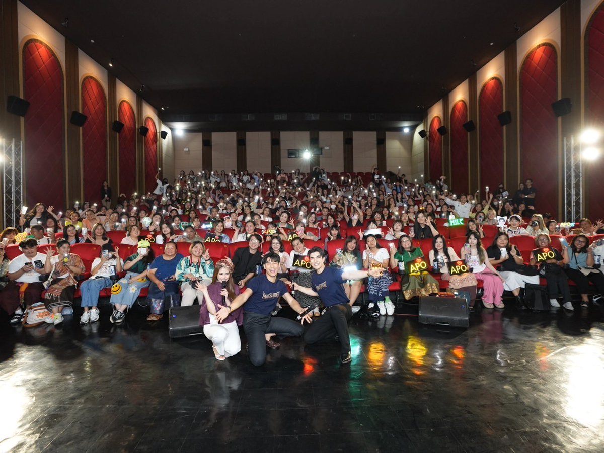 Shine_TheSeries's tweet photo. ภาพบรรยากาศ มาย @milephakphum  และ อาโป @Nnattawin1 ที่งาน ManSuang Exclusive Fan Screening in Laos ที่โรงภาพยนตร์ Major Platinum Cineplex เมืองเวียงจันทน์ ประเทศลาว ✨

#ManSuangxLaos https://t.co/MbgTAZExIZ