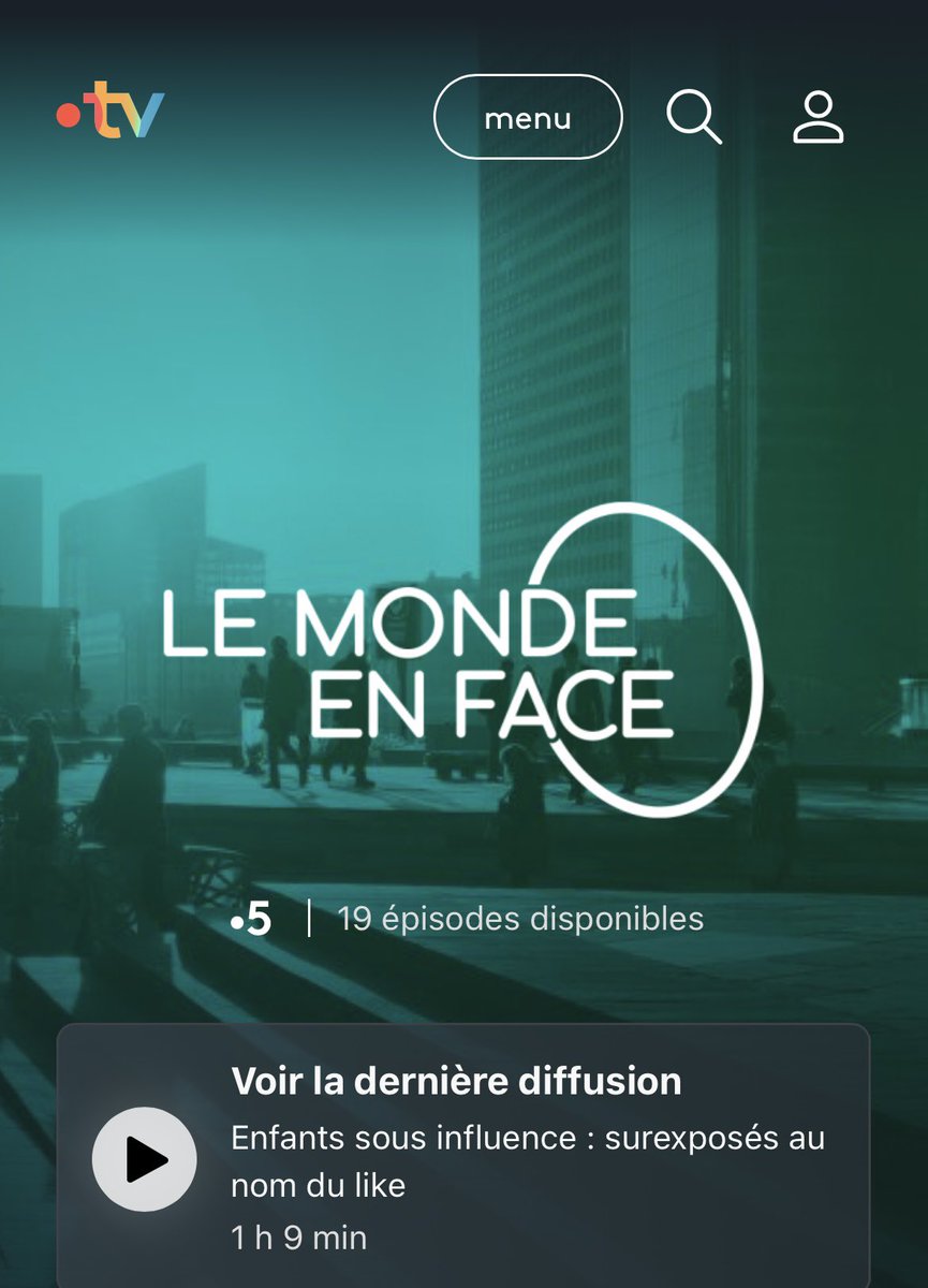 Audreylunique's tweet photo. Le documentaire est ponctué par le témoignage poignant de Cam, une femme exposée par sa maman sur les réseaux alors qu’elle était petite. 
« Ma mère a surexposé ma vie entière sur les réseaux sociaux : les moments les plus intimes, les informations médicales, des moments très embarrassants. Des gens m’interpellaient et me félicitaient pour ce que ma mère avait partagé de moi. Par exemple l’arrivée de mes premières règles. Ça m’a mis très mal à l’aise, je n’avais que 9 ans ». 

Une mère devenue accro aux likes et commentaires oubliant de passer des bons moments avec sa fille : « ça lui donnait l’impression d’être une bonne mère » explique Cam, 24 ans, dont la vie a été surexposée sur les réseaux. 

Dans tout ça, des influenceuses comme Jessica Thivenin (mais pas que) expliquent leurs visions de leurs partages de contenus en lien avec leurs enfants. 

« Sur les réseaux sociaux, on est une marionnette de l’algorithme (…) L’avantage, avec les vidéos d’enfants, c’est qu’elles marchent avec les jeunes parents, les enfants et très bien avec les pédophiles » explique Guillaume Chaslot, ancien concepteur d’algorithmes. 

Les enfants amènent du trafic et participent donc au business des  influenceurs commerciaux de manière directe ou indirecte. Pour certains, le business reposent intégralement sur les enfants. 

« Si votre compte est uniquement centré sur votre enfant dont vous ne pouvez pas recueillir le consentement éclairé, ca s’appelle de l’exploitation. Vous violez son intimité et son consentement en compromettant sa sécurité en ligne ». 
A partir de ce moment là, on comprend vite le problème chez certaines influenceuses dont poupette Kenza où, quand sa fille exprime ne pas vouloir être filmée ou demande à sa maman d’arrêter, sa demande est ignorée. 
Abus de pouvoir, violences silencieuses sont les sujets mis en avant aujourd’hui : on soutient. 

@ameliemelo84 j’étais en train de le regarder et de préparer le tweet quand tu as publié ❤️
@comptapers 👍

« Les enfants sont rois » de Delphine de Vivan est LE livre à lire pour ceux qui aiment lire et que le sujet intéresse. 

https://t.co/qkP9aB1Zf6