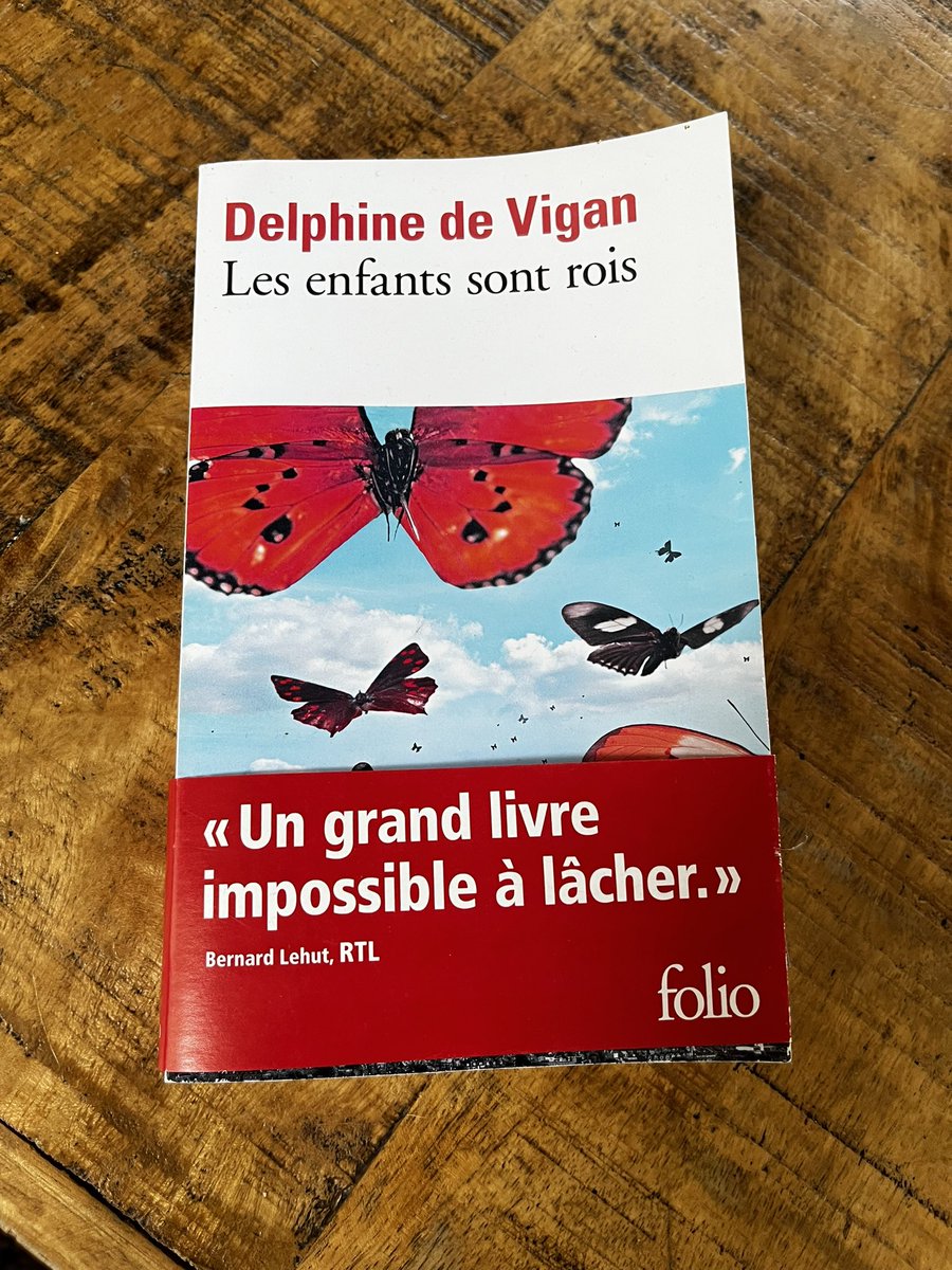 Audreylunique's tweet photo. Le documentaire est ponctué par le témoignage poignant de Cam, une femme exposée par sa maman sur les réseaux alors qu’elle était petite. 
« Ma mère a surexposé ma vie entière sur les réseaux sociaux : les moments les plus intimes, les informations médicales, des moments très embarrassants. Des gens m’interpellaient et me félicitaient pour ce que ma mère avait partagé de moi. Par exemple l’arrivée de mes premières règles. Ça m’a mis très mal à l’aise, je n’avais que 9 ans ». 

Une mère devenue accro aux likes et commentaires oubliant de passer des bons moments avec sa fille : « ça lui donnait l’impression d’être une bonne mère » explique Cam, 24 ans, dont la vie a été surexposée sur les réseaux. 

Dans tout ça, des influenceuses comme Jessica Thivenin (mais pas que) expliquent leurs visions de leurs partages de contenus en lien avec leurs enfants. 

« Sur les réseaux sociaux, on est une marionnette de l’algorithme (…) L’avantage, avec les vidéos d’enfants, c’est qu’elles marchent avec les jeunes parents, les enfants et très bien avec les pédophiles » explique Guillaume Chaslot, ancien concepteur d’algorithmes. 

Les enfants amènent du trafic et participent donc au business des  influenceurs commerciaux de manière directe ou indirecte. Pour certains, le business reposent intégralement sur les enfants. 

« Si votre compte est uniquement centré sur votre enfant dont vous ne pouvez pas recueillir le consentement éclairé, ca s’appelle de l’exploitation. Vous violez son intimité et son consentement en compromettant sa sécurité en ligne ». 
A partir de ce moment là, on comprend vite le problème chez certaines influenceuses dont poupette Kenza où, quand sa fille exprime ne pas vouloir être filmée ou demande à sa maman d’arrêter, sa demande est ignorée. 
Abus de pouvoir, violences silencieuses sont les sujets mis en avant aujourd’hui : on soutient. 

@ameliemelo84 j’étais en train de le regarder et de préparer le tweet quand tu as publié ❤️
@comptapers 👍

« Les enfants sont rois » de Delphine de Vivan est LE livre à lire pour ceux qui aiment lire et que le sujet intéresse. 

https://t.co/qkP9aB1Zf6