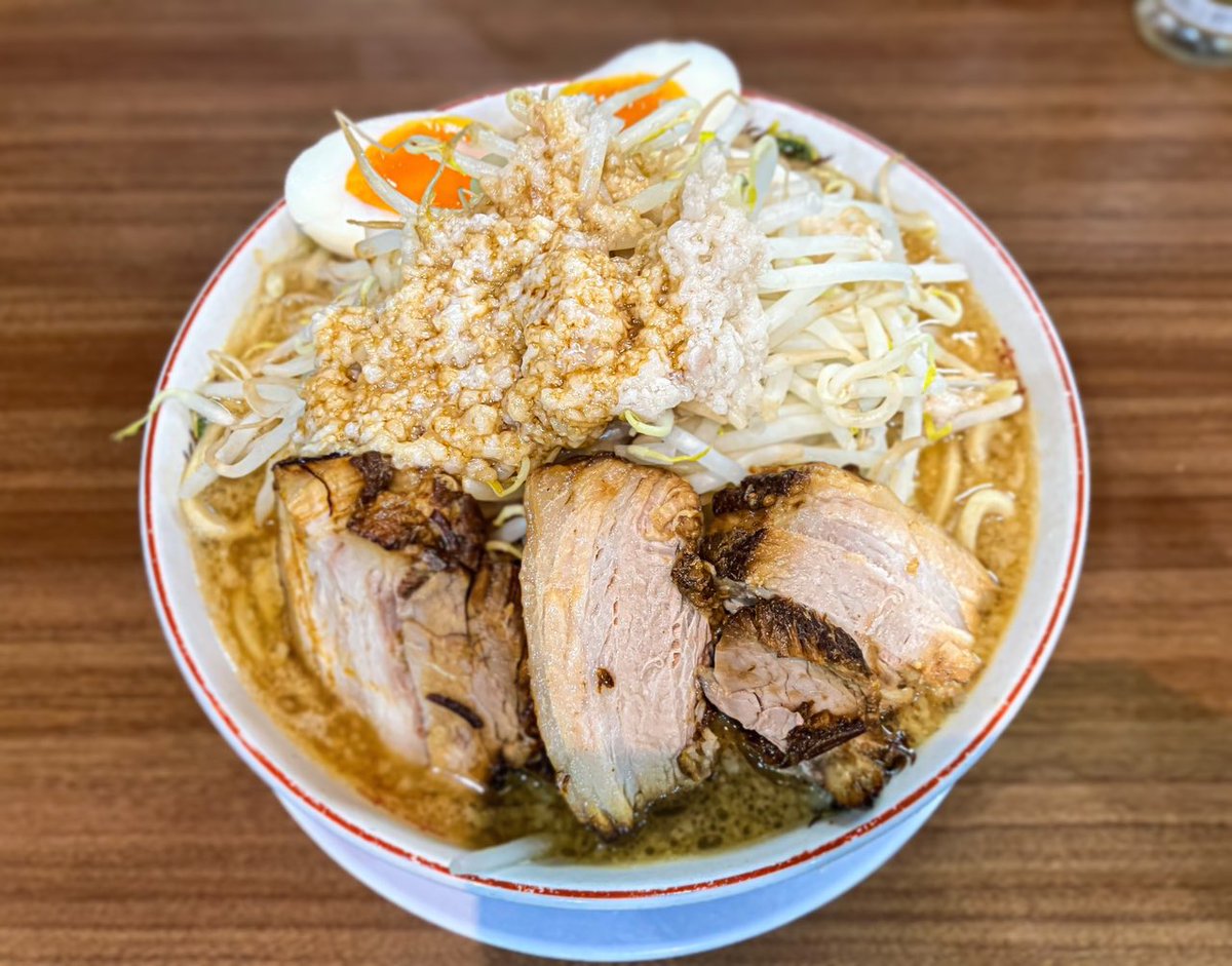自家製麺くまがい
肉味玉くーちゃん

芳ばしく醤油が薫るフルボディタイプスープに電気コードかよってくらい固い太ストレート麺がめちゃくちゃウマい!!やっぱ最高ですコレ
元ネタはちゃんとあるみたいですが
これ食う度にあのﾍﾙｽﾞｷｯﾁﾝ伝説の傑作メニウを思い出してしまうのは私だけでしょうか