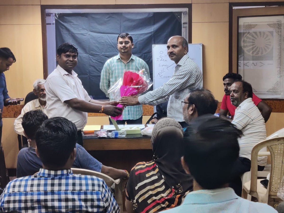 शहादरा दक्षिणी नगर निगम के अधिकारियों से तंग आकर मोहम्मद याकूब एवं 7 अन्य पथ विक्रता बंधु नासवीं की मदद से दिल्ली हाई कोर्ट गए और उन्हें cov के बल पर कानून जीत मिली। 
आदेश है एमसीडी किसी भी cov प्राप्त पथ विक्रेता को दुकान लगाने से मना नहीं कर  सकती।

#vendingwithdignity