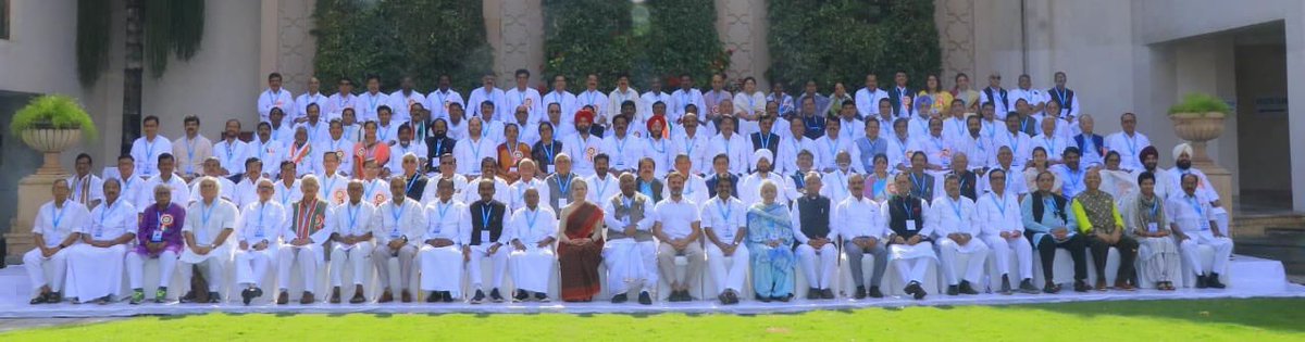 revanth_anumula's tweet image. We are all ONE..

Photo session after working committee meeting in Hyderabad.

 #CongressVijayabheri #CWCMeetingHyd #SoniammaInTelangana#Vijayabheri