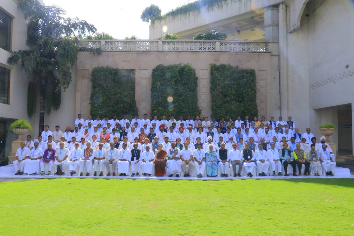 revanth_anumula's tweet image. We are all ONE..

Photo session after working committee meeting in Hyderabad.

 #CongressVijayabheri #CWCMeetingHyd #SoniammaInTelangana#Vijayabheri