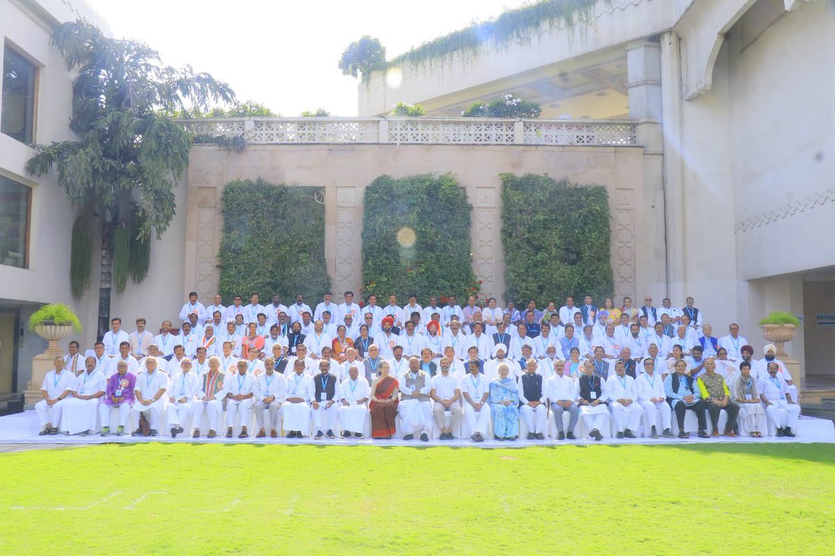revanth_anumula's tweet image. We are all ONE..

Photo session after working committee meeting in Hyderabad.

 #CongressVijayabheri #CWCMeetingHyd #SoniammaInTelangana#Vijayabheri