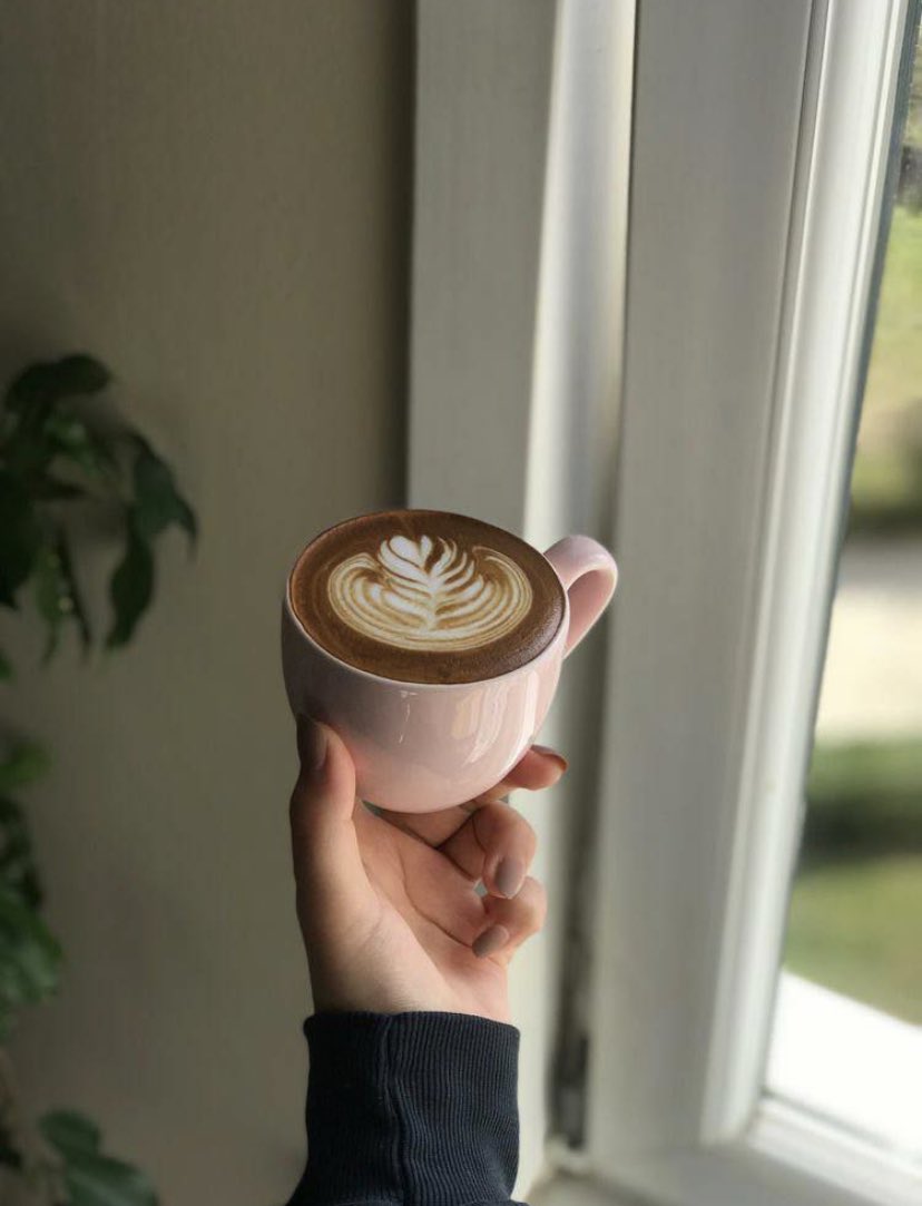 كلما انهزمت نفسي من الحياة ؛ عقدت معها صلح جديد ، و اتفقنا ، على يقين أن العوض الجميل من الله مبهر دائما ، و لن يشعر بلذة هذا العوض شخص قانط ... ما أمات الله شعوراً بقلبك : ٳلا ليحيي بعده شعوراً أجمل ؛ و ما غادر قلبك شخص لسبب : إلا و أقبل الله عليك بأشخاص.. دون سبب 🖤مساء الورد