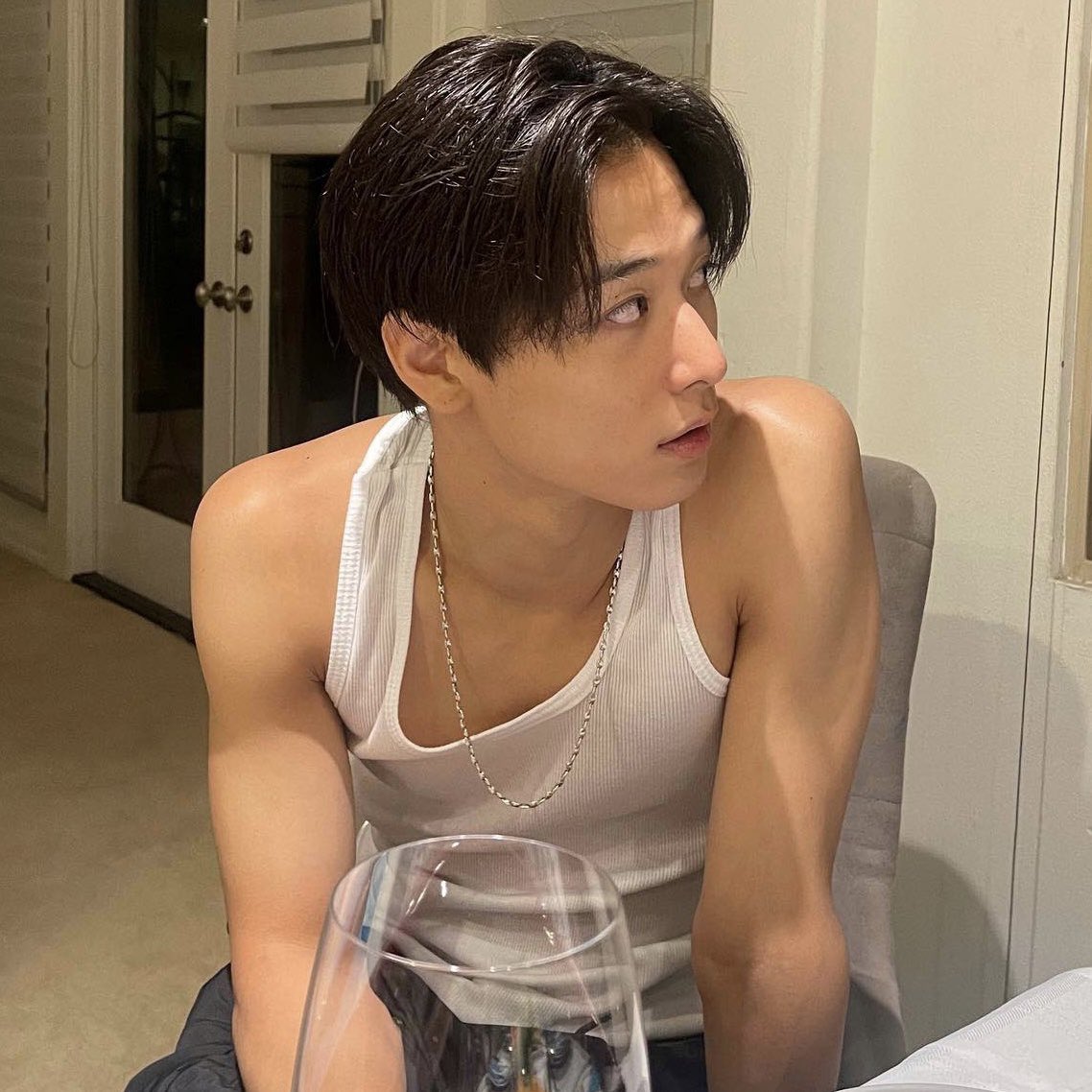 KISSYJEONS's tweet photo. white tank tops https://t.co/ZXMkxneUct