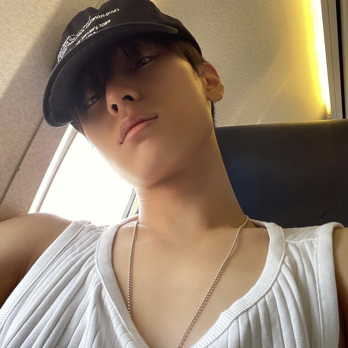 KISSYJEONS's tweet photo. white tank tops https://t.co/ZXMkxneUct