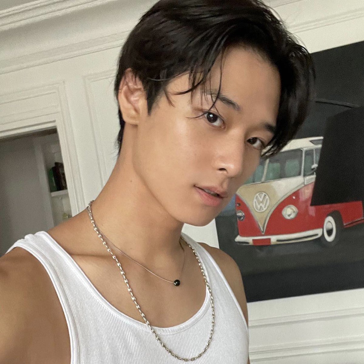 KISSYJEONS's tweet photo. white tank tops https://t.co/ZXMkxneUct