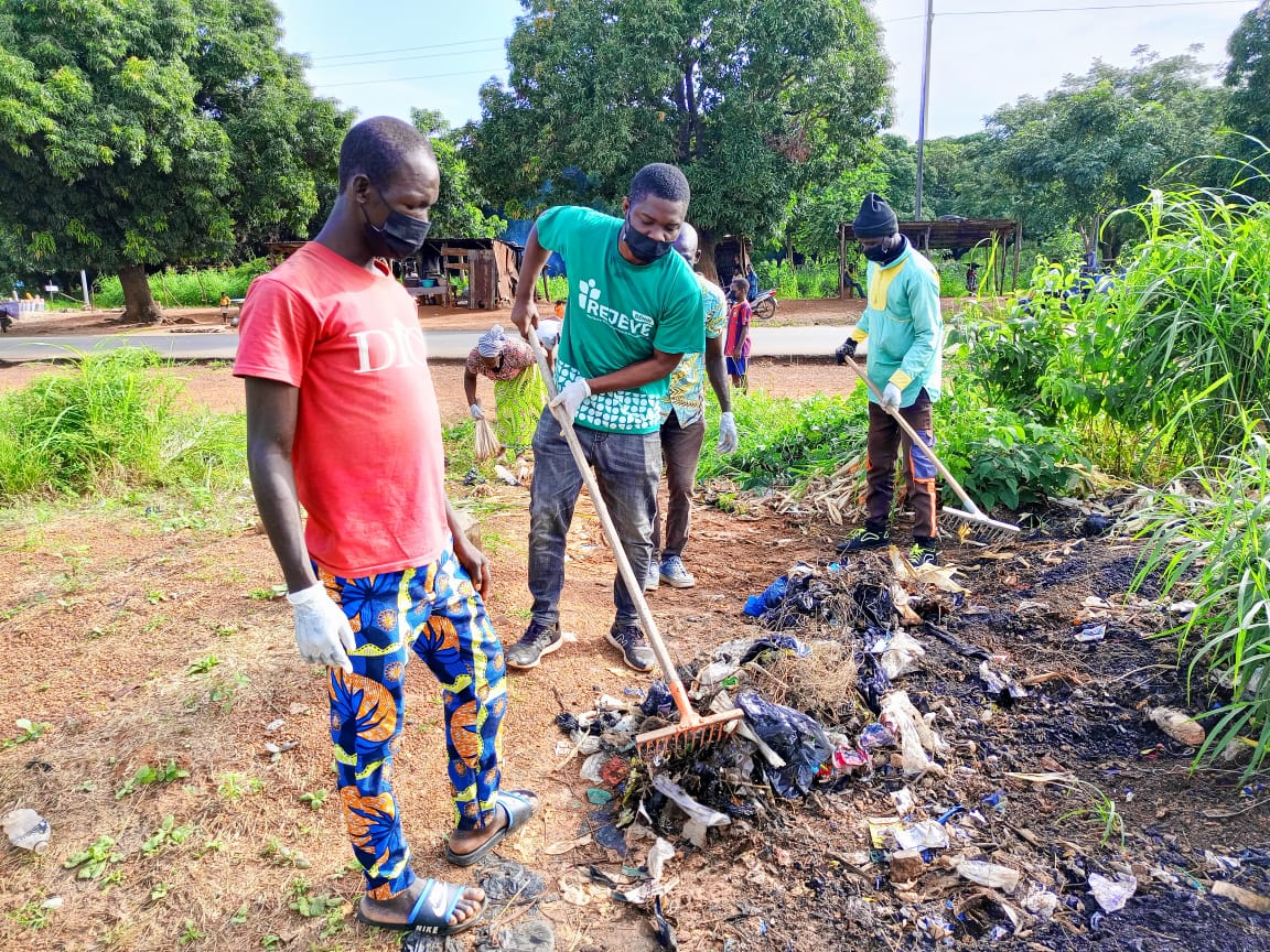 #WorldCleanupDay2023 
Hier samedi, nous avons accompagné les femmes battantes et la communauté de #Berecingou dans l'organisation d'un #ecofooting pour assainir plusieurs espaces jonchés de déchets ! Jeunes, enfants, femmes er autorités locales se donnent la main.
#ODD #WASSO