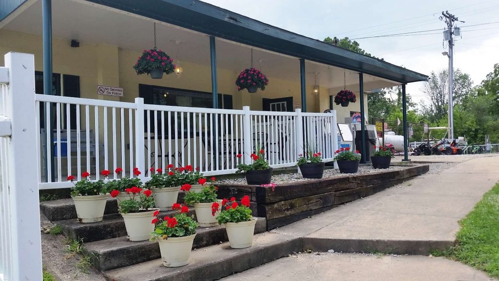 NaturalSprings1's tweet photo. Visiting for a relaxing stay but forgot some necessities? Don’t forget to head on over to our camp store. Whether it is a thermos for your hot bevvie, some bug repellant, or a delicious meal, we’ve got you covered. https://t.co/zJ1BUPUgkI