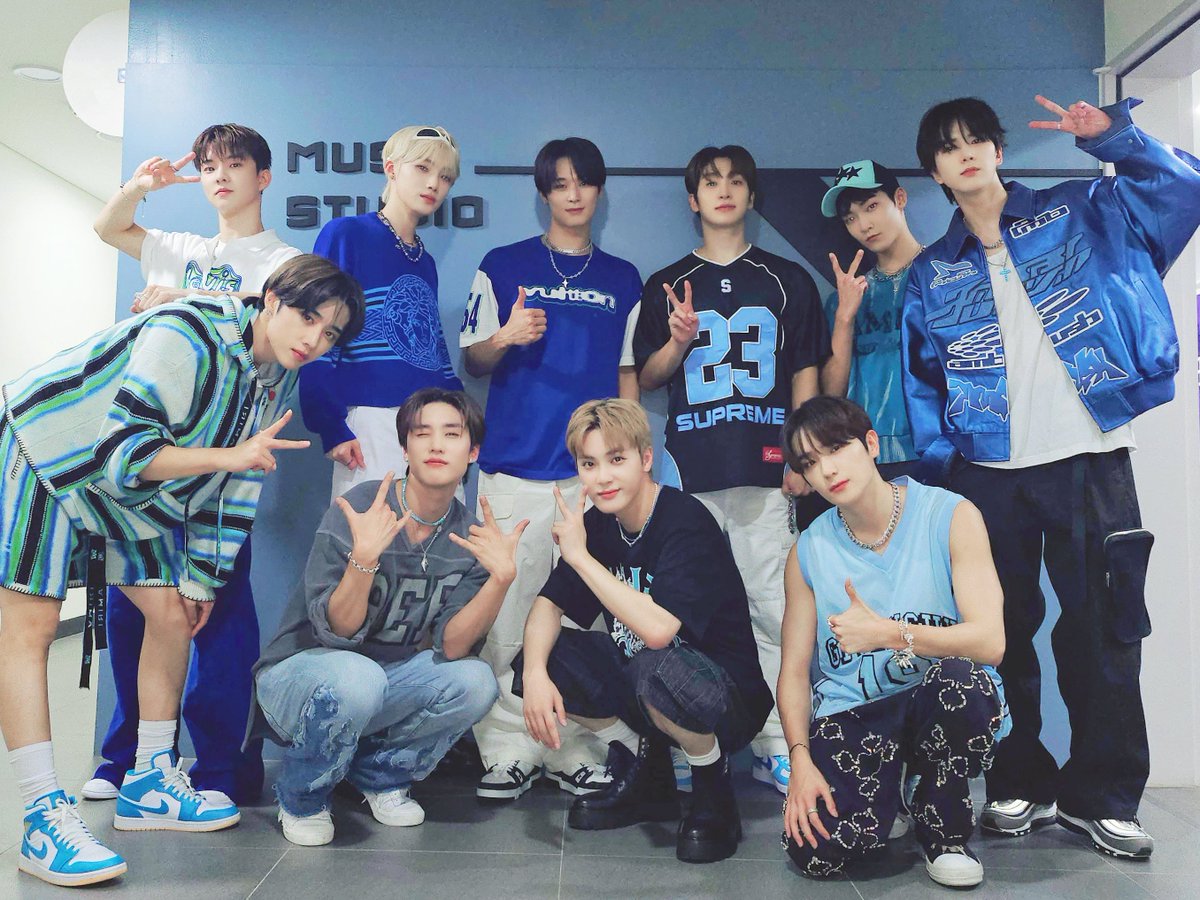 [📸] 더보이즈 ON THE K : O 무대 완료😘 시원한 여름을 느낄 수 있는 립글로즈와 스릴라이드부터 파워다크섹시 로어까지😎 다양한 매력을 보여드릴 수 있는 하루였습니다❣️ 오늘도 함께해 줘서 고마워요 더비🥰

#THEBOYZ #더보이즈