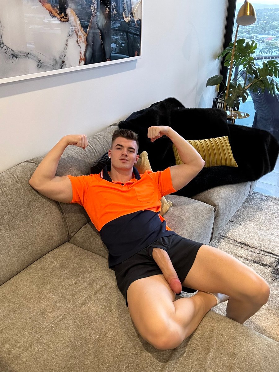 babenxfeee's tweet photo. Who can handle this sausage after a 
gym workout? #fitness https://t.co/cVeZsAXlWP