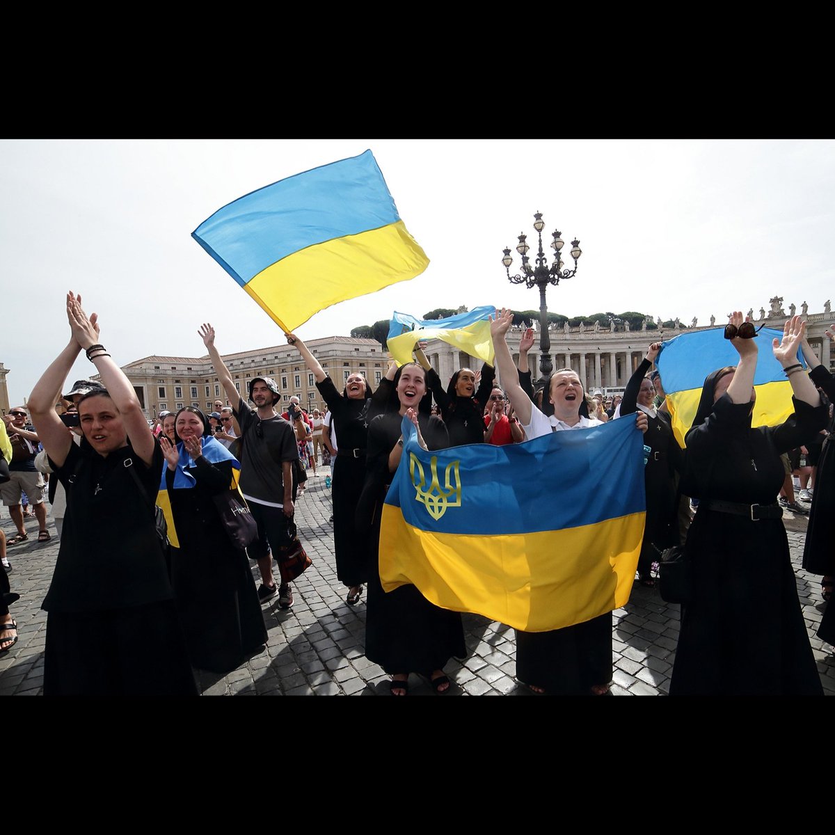 Photo Evandro Inetti ZUMAPRESS
Ukranian nunscin St. Peter's Square

#ukrainewar #nuns #vatican #angelus #ukranian #UkraineRussiaWar️