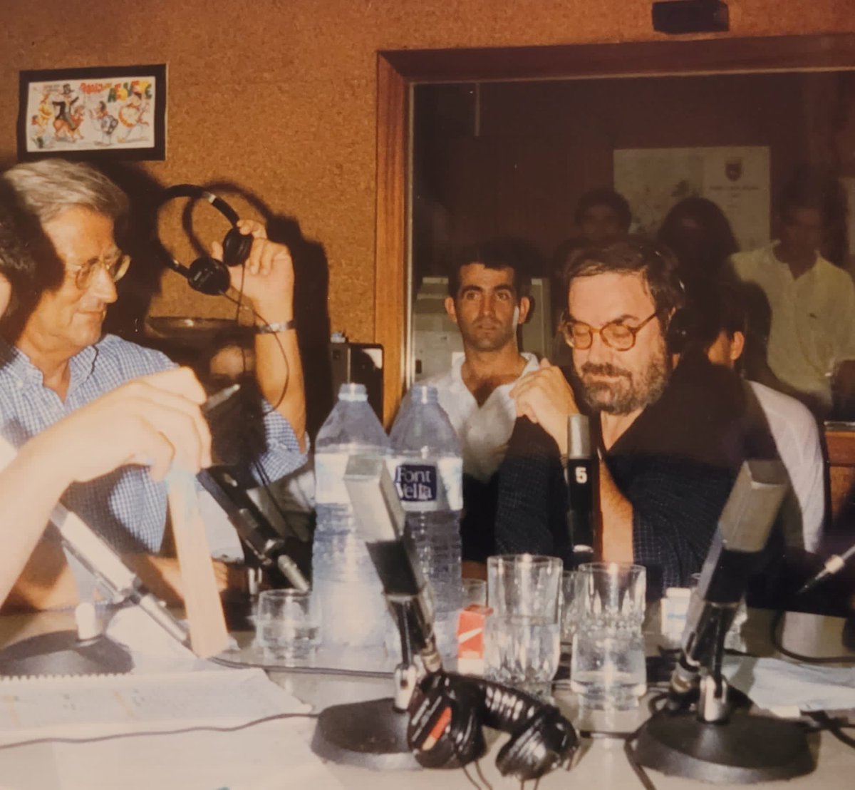 <a href="/SERnavarra/">SER Navarra</a> <a href="/JaviLaquidain/">Javier Laquidain</a> <a href="/MikelNavarro_/">Mikel Navarro</a> La gran <a href="/Uxyo/">Uxue Martinez</a> nos manda este fotón de Zuñi y Pepe Domingo en un <a href="/ellarguero/">El Larguero</a> de julio del 96 #REFERENTES #GoianBego #DEP