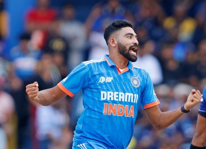 2Arati's tweet photo. #sports #cricket 🏏
#AsiaCup23
#MohammedSiraj in the Powerplay in the #AsiaCup2023final

0,0,0,0,0,0 - 1st over
W,0,W,W,4,W - 2nd over
0,0,0,W,0,1 - 3rd over
1,0,0,0,0,0 - 4th over
0,1,0,0,0,0 - 5th over

One of the Greatest spells ever in #ODI history. 
#Siraj 6/21
#INDvsSL https://t.co/rQaQkb830I