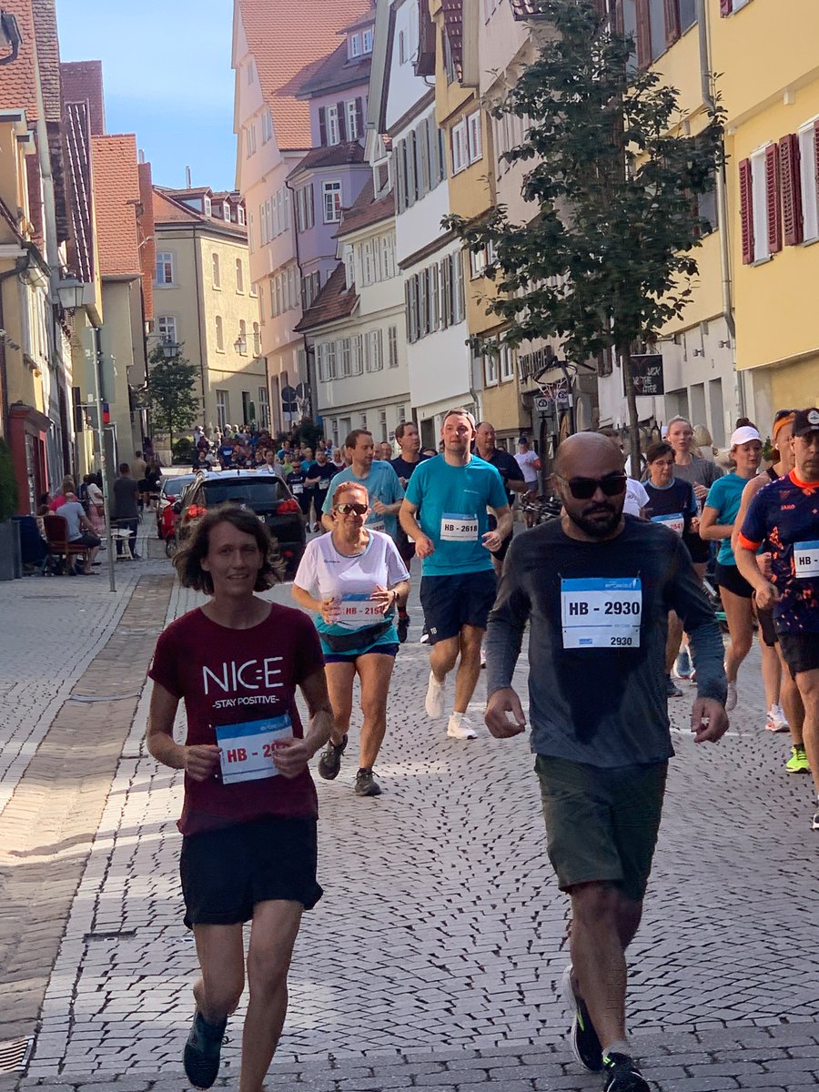 Zehra #Blume schaffte gerade die 10km-Strecke beim #Erbelauf in #Tübingen! Ja, habe mit K3 an der Strecke gejubelt, bin stolz & glücklich! Großartige Stimmung in einer bunten, zukunftsorientierten Stadt! 🙏🌈✊ #Rennen #Laufen #Kultur #Willen  scilogs.spektrum.de/natur-des-glau…