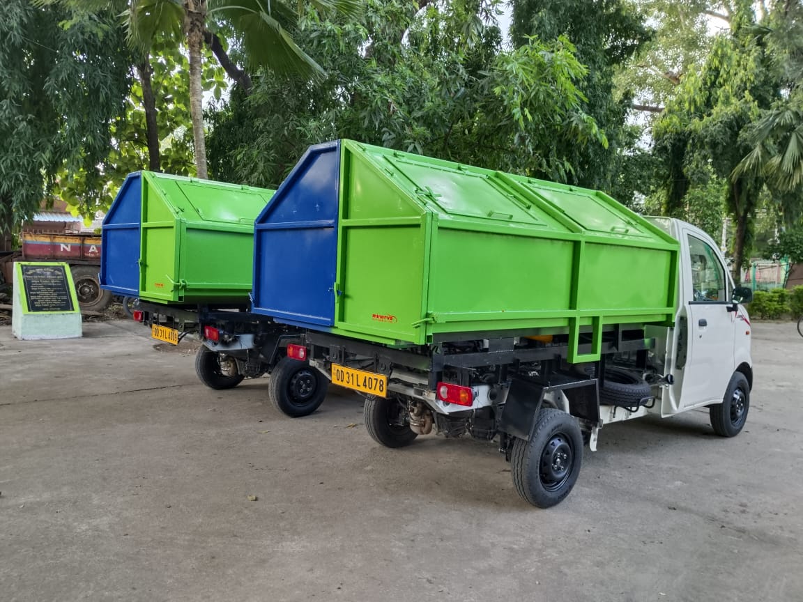 BrijeshM18's tweet photo. Minerva Automobiles, Balangir.. delivers two numbers of Jeeto Tippers to Tarbha NAC, which falls under Subarnapur dist of Odisha. Swacchh Bharat, Swast Bharat. @sumanmishra_1 https://t.co/VhTmE2YPOh