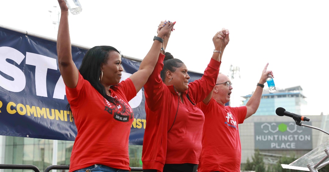 UAW's tweet photo. Stand up for our communities. Stand up to corporate greed!
#StandUpUAW

📸 Shawn Wolfson @shotsbyshawn https://t.co/wGhdVAfBJq
