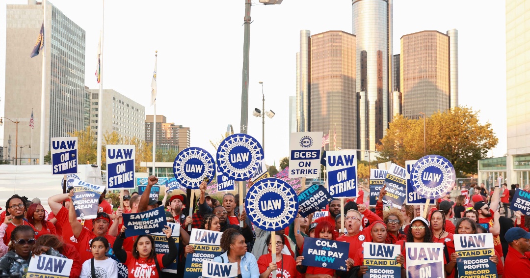 UAW's tweet photo. Stand up for our communities. Stand up to corporate greed!
#StandUpUAW

📸 Shawn Wolfson @shotsbyshawn https://t.co/wGhdVAfBJq