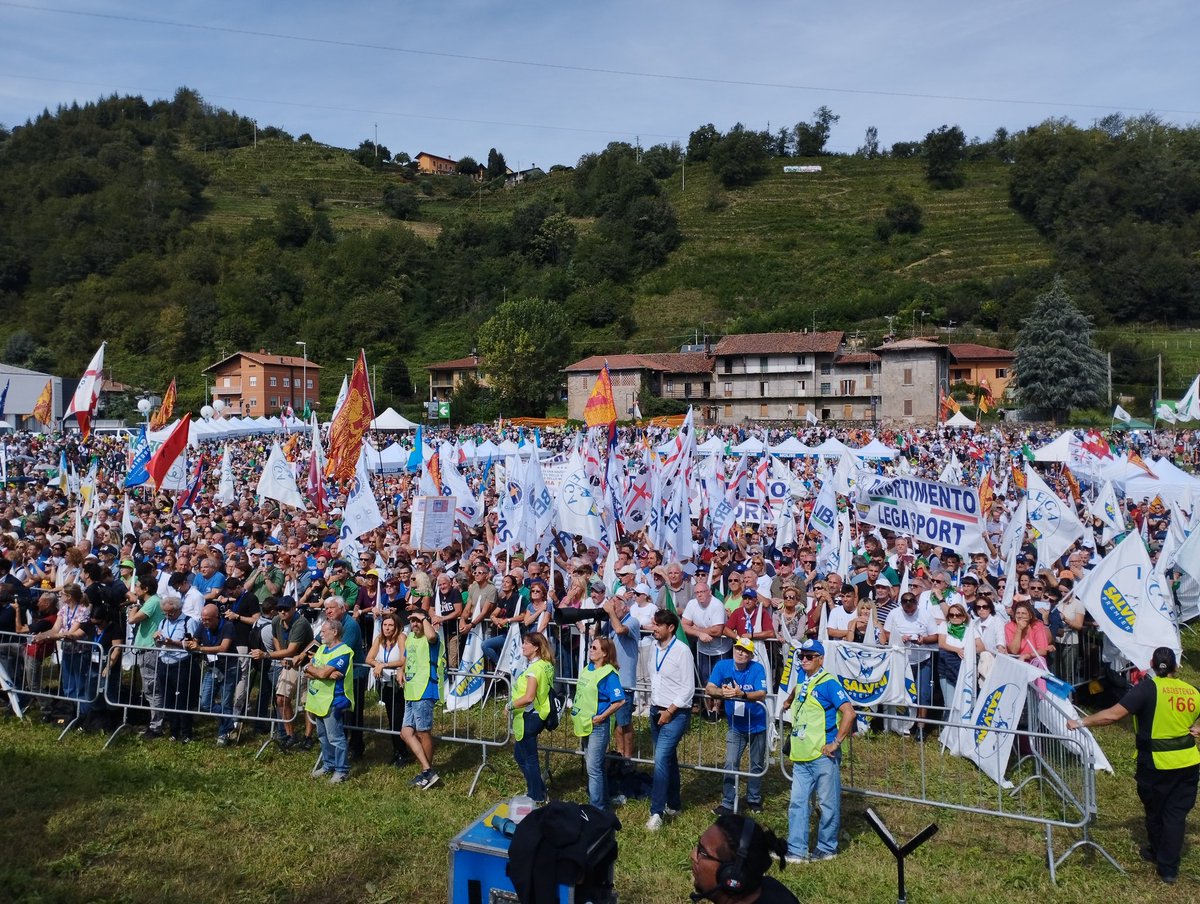 Matthiapzn's tweet photo. #Pontida23 https://t.co/euY1mltsAL