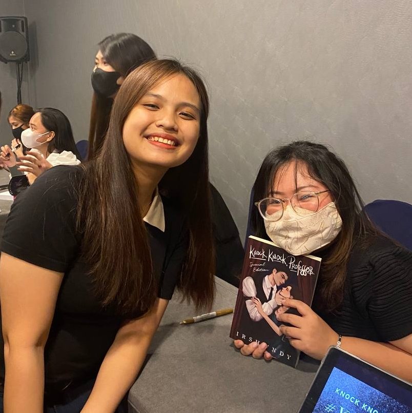 it's always between me, kkp and black during booksignings with u, madam @irshwndy! 🖤