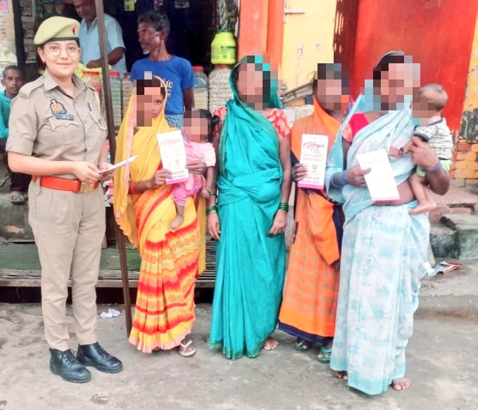 Etahpolice's tweet photo. #MissionShakti
एटा– #मिशन_शक्ति अभियान के अंतर्गत जनपदीय पुलिस द्वारा विभिन्न थाना क्षेत्रों के स्कूल/कॉलेज, गांव में छात्राओं, महिलाओं व बालिकाओं को महिला सशक्तिकरण एवं सुरक्षा हेतु चलाई जा रही कल्याणकारी योजनाओं के बारे में जानकारी देकर जागरुक किया जा रहा है।
#UPPolice https://t.co/XkuyAVL4fO