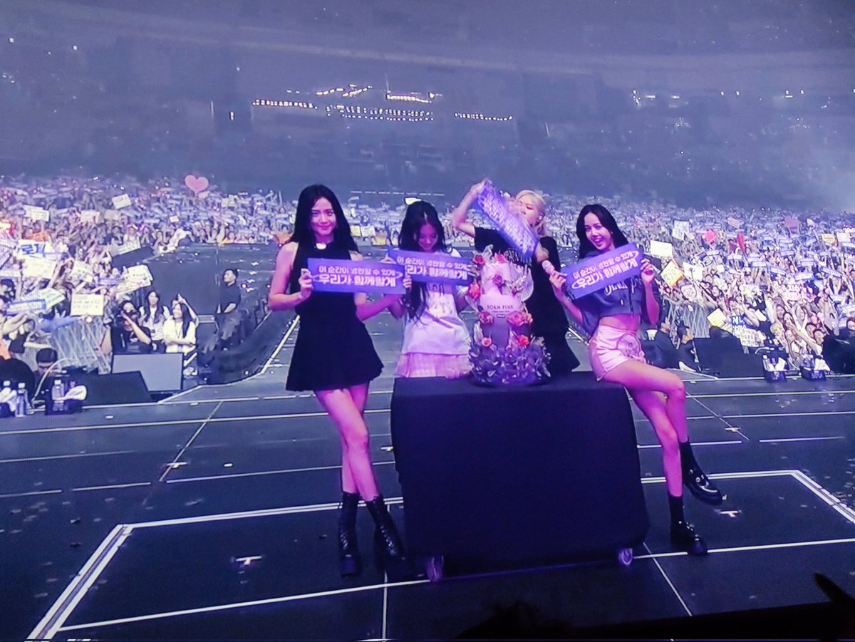 BLACKPINKGLOBAL's tweet photo. Another era has ended tonight with great memories! Thank you so much, BLACKPINK.

BORN PINK TOUR FINALE 
#블랙핑크_블링크_영원토록_함께해
#BORNPINKinSEOUL_FINALE 
#BORNPINKinGOCHEOKSKYDOME
#BORNPINK_WORLDTOUR
#BORNPINK #BLACKPINK https://t.co/JmblExlmsW