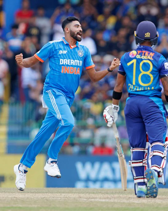 airnewsalerts's tweet photo. #AsiaCupFinal 🏆: Sri Lanka all out for 50 in 15.2 overs against India 🇮🇳 in Colombo.

Brief Score: 
Sri Lanka 🇱🇰: 50/10 (15.2 Overs)

Mohammed Siraj: 6/21
Hardik Pandya: 3/3

#INDvsSL 🏏 #AsiaCup
