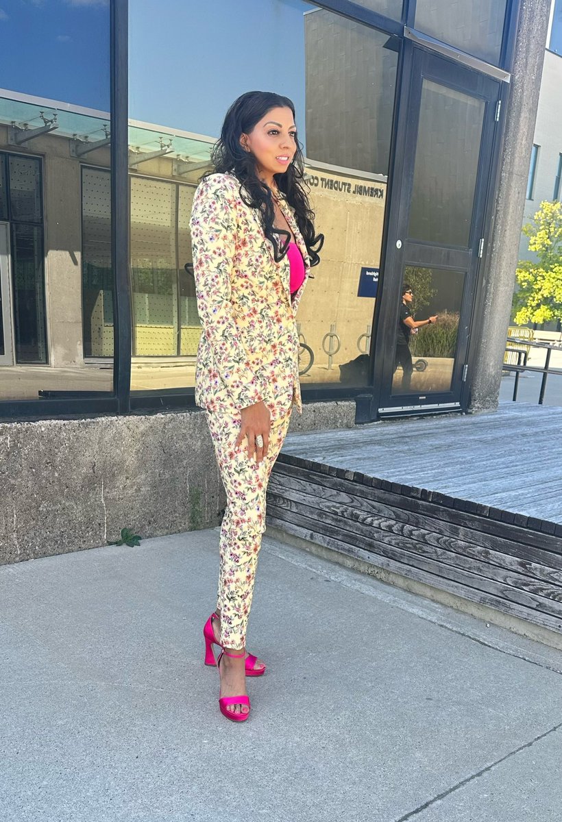 lisapatel01's tweet photo. Got that sunshine ☀️ in my pocket. 
Last wknd of summer outfit: “Nothing can dim the light that shines ✨ from within. 

#beamandglow #lightsource #glowersandsunshine #vitamind #lovethissuit #summerchild #summerlove #raysofsunshine  #lisapatel #torontorealestate https://t.co/ILMBlysLsa