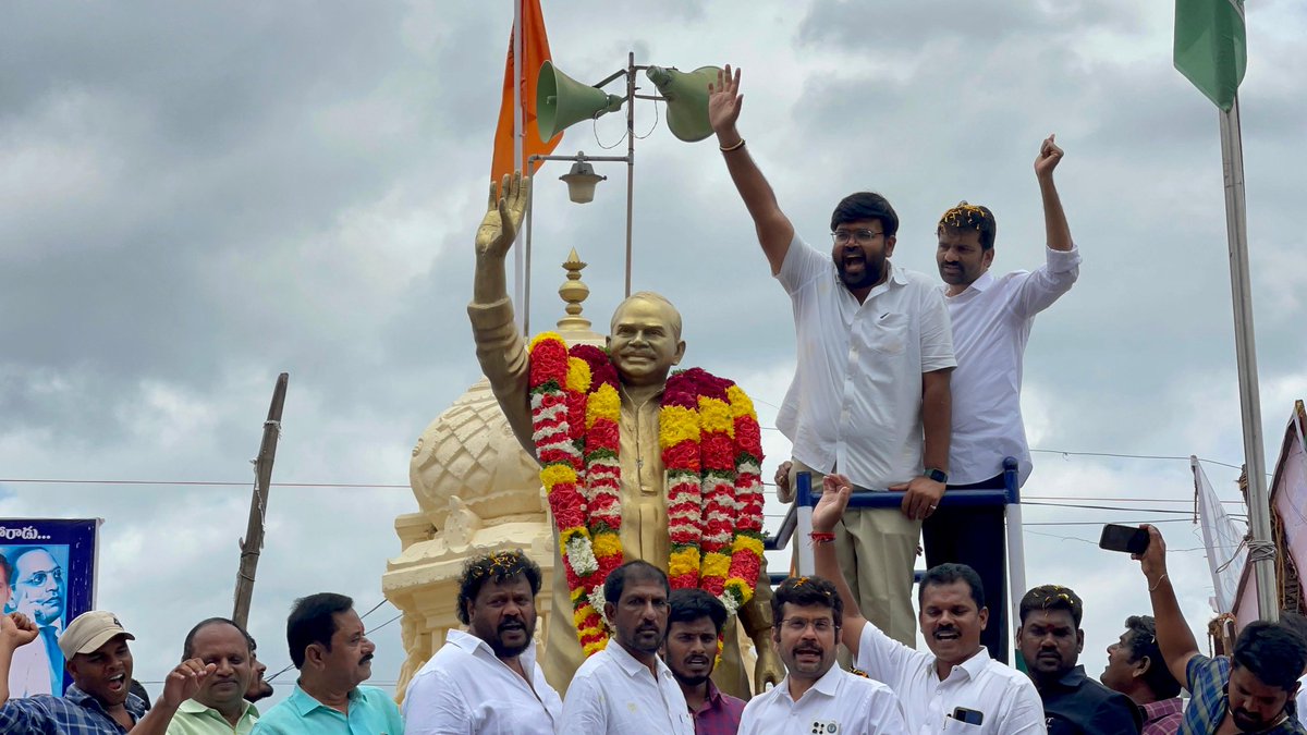 krj_bharath's tweet photo. కాంట్రాక్టు ఉద్యోగుల క్రమబద్ధీకరణ, వైద్య విధాన పరిషత్ ను ప్రభుత్వం లో విలీనం , ఆర్టీసీని ప్రభుత్వంలో విలీనం చేయడం ద్వారా 50వేల మంది ఉద్యోగులు ప్రభుత్వంలో విలీనం చేయడమే కాక..లక్ష 25 వేల మంది గ్రామ వార్డు సచివాలయ రెగ్యులర్ ఉద్యోగుల నియామకం,
#APGEF #BestCmYsJagan #YSJagan https://t.co/vAPCnhifQi